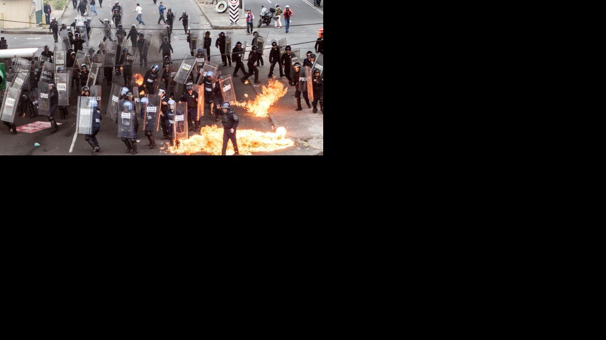 
Policías son agredidos por un grupo de encapuchados en Ciudad de México previo a la marcha pacífica de miles de estudiantes y organizaciones civiles el jueves 20 de noviembre de 2014. 
