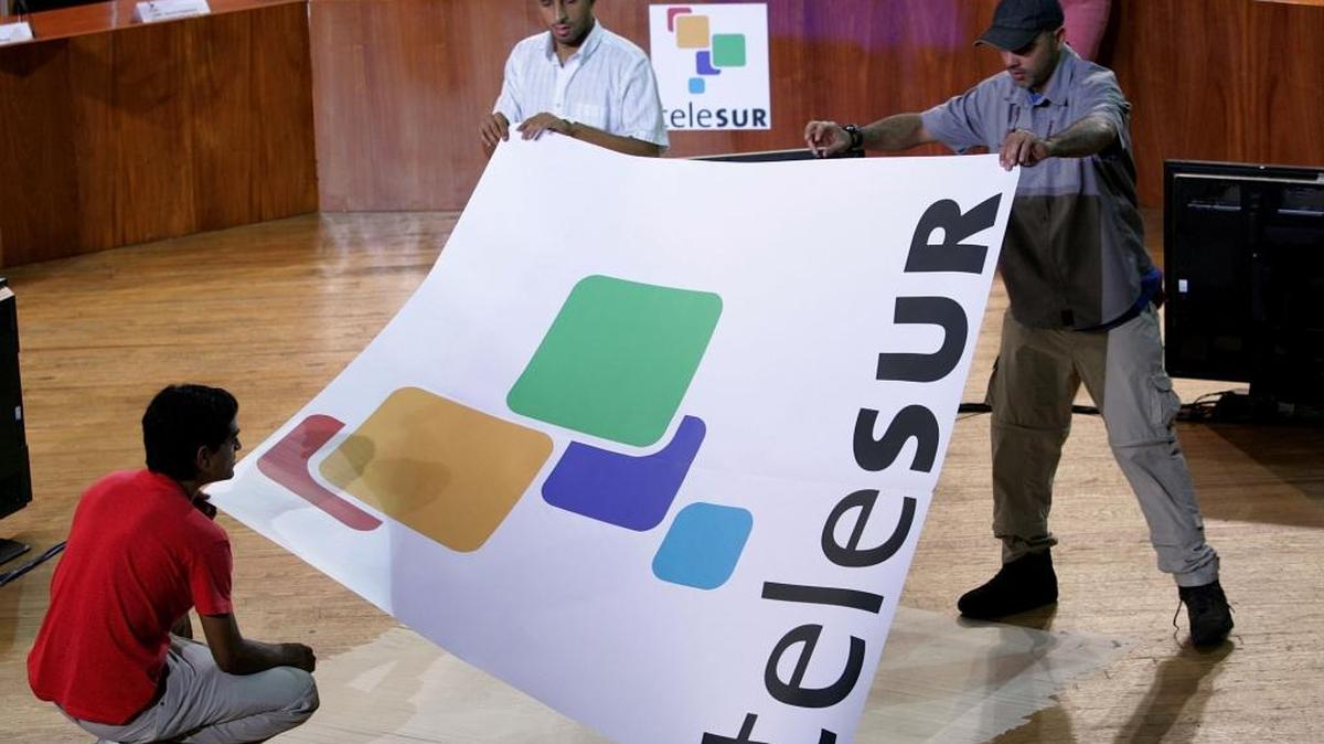 Un grupo de trabajadores trabaja en las instalaciones de Telesur en Caracas, poco antes de su inauguración en julio del 2005.