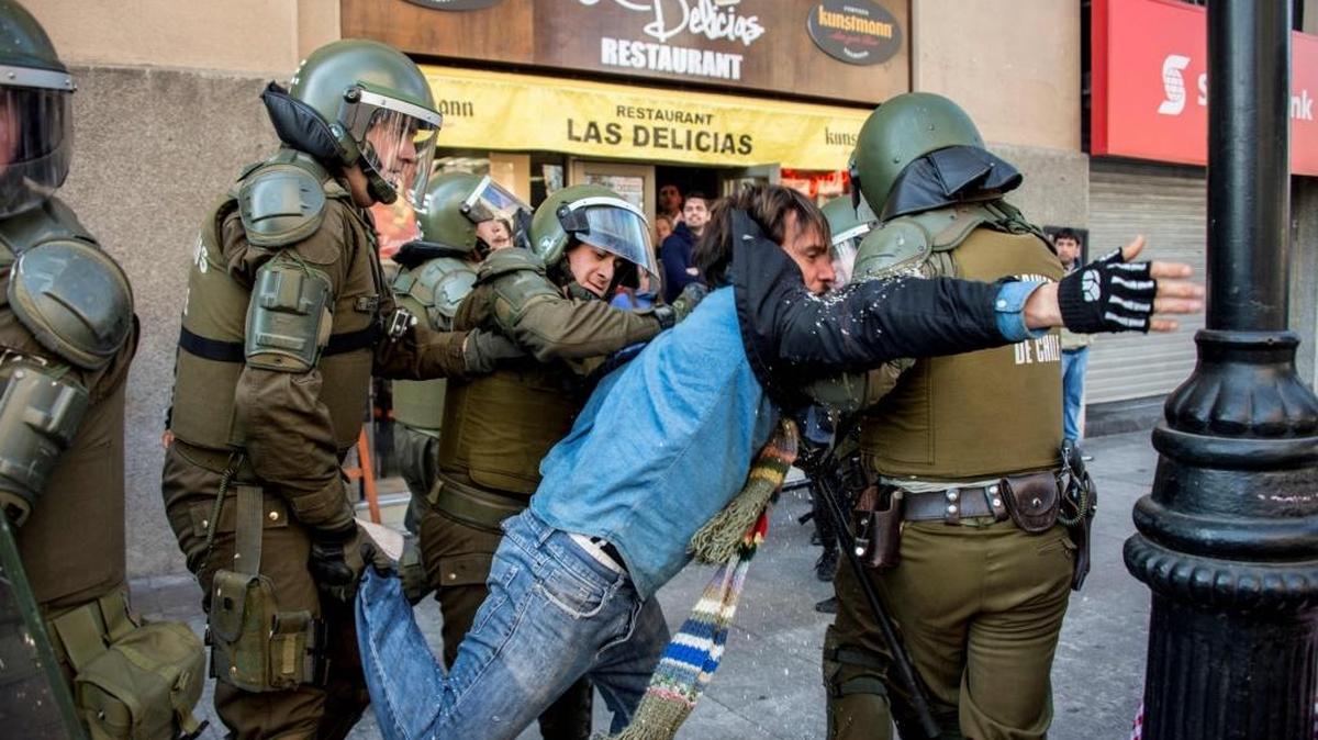 Algunos estudiantes intentaron caminar por una calle que desemboca en el palacio de La Moneda, pero fueron reprimidos por la policía, que los obligó a retroceder. Otras decenas lograron acercarse al palacio pero fueron empujados y dispersados con gases lacrimógenos.