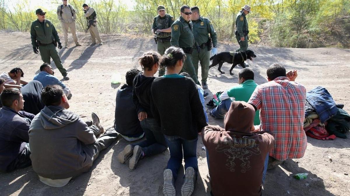 
Un grupo inmigrantes de México y El Salvador son detenidos en la frontera de EEUU en el 2013. En los dos primeros países hay traficantes de personas.
