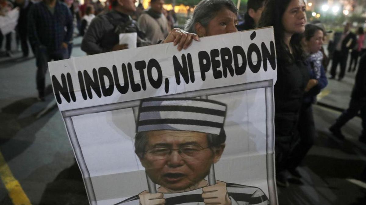 Cientos de personas, en su mayoría activistas sociales y civiles, y familiares de desaparecidos y/o asesinados durante el gobierno del ex presidente peruano Alberto Fujimori, protestan el viernes 29 de setiembre del 2017, en la Plaza San Martín en el centro histórico de Lima (Perú).