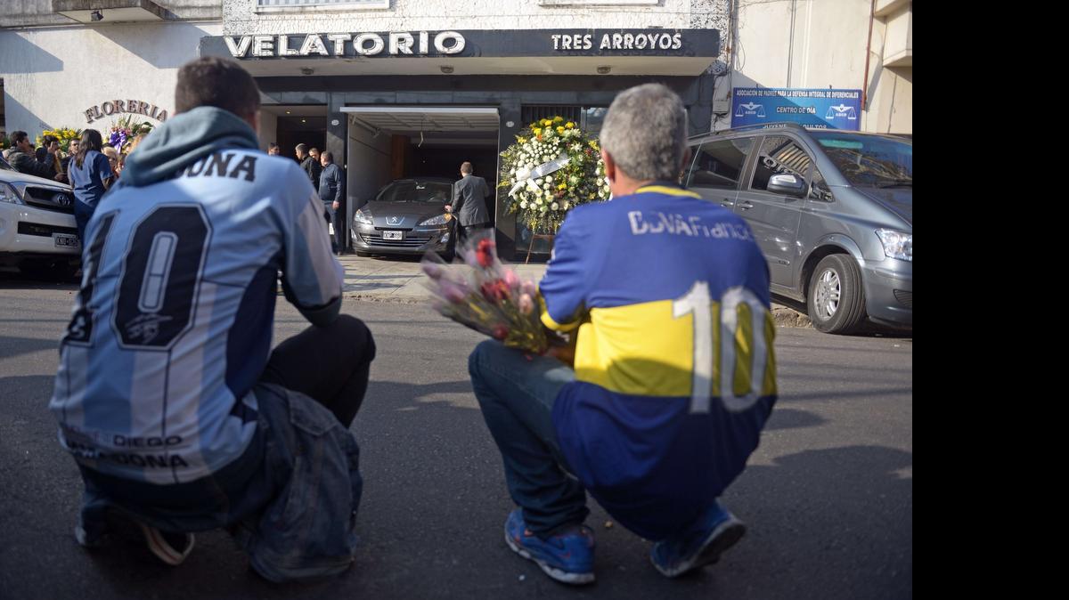 
Fanáticos del fútbol y de Diego Armando Maradona frenta a la funeraria en Buenos Aires donde se veló al padre del ex ídolo argentino.
