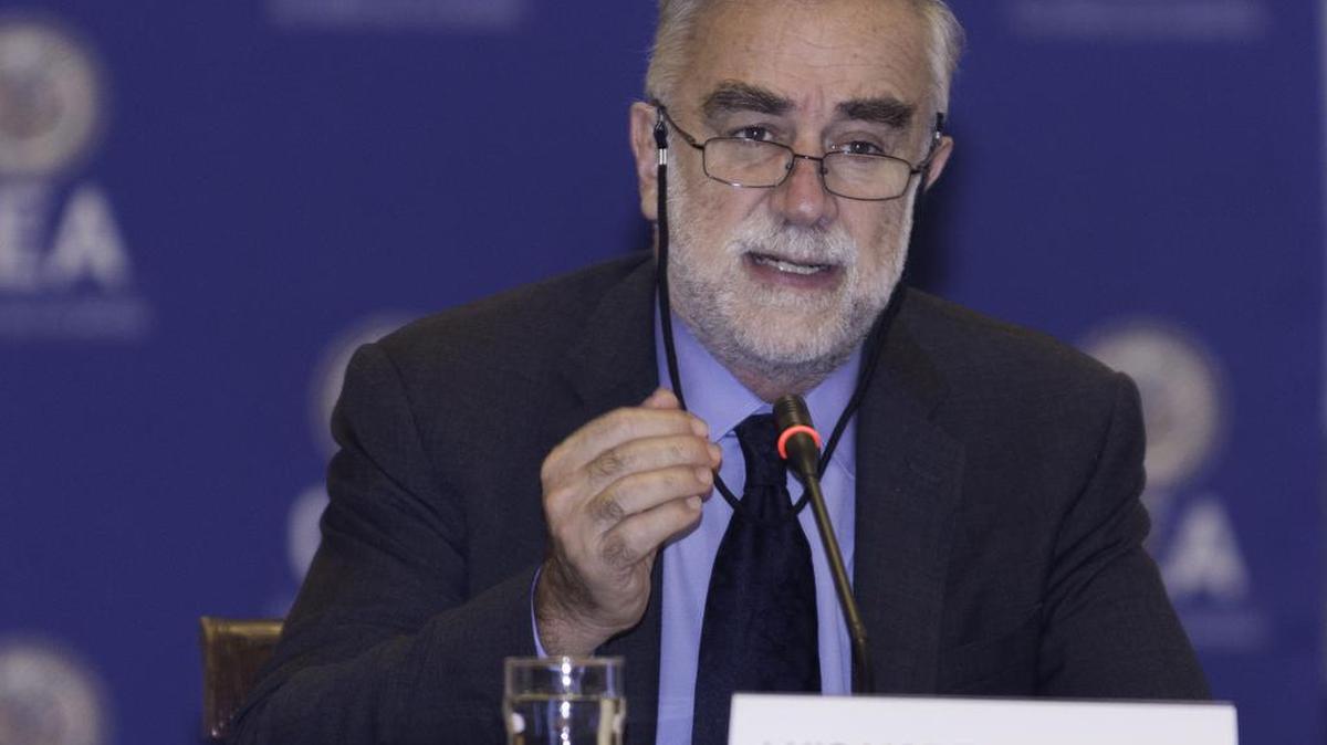 Fotografía cedida en donde el ex primer fiscal de la CPI, Luis Moreno Ocampo, hablando durante la audiencia pública en las que se determinará si hay fundamento para denunciar al Gobierno de Venezuela por crímenes de lesa humanidad ante la Corte Penal Internacional (CPI) el viernes 15 de septiembre 2017, en la sede de la Organización de los Estados Americanos (OEA) en Washington, DC.