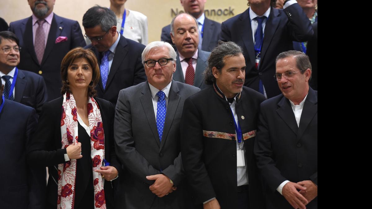 
La canciller de Colombia, María Ángela Holguín, junto con sus homólogos de Alemania, Frank-Walter Steinmeier (izq.); y de Ecuador, Ricardo Patiño (1 der.), el martes, en Bruselas.
