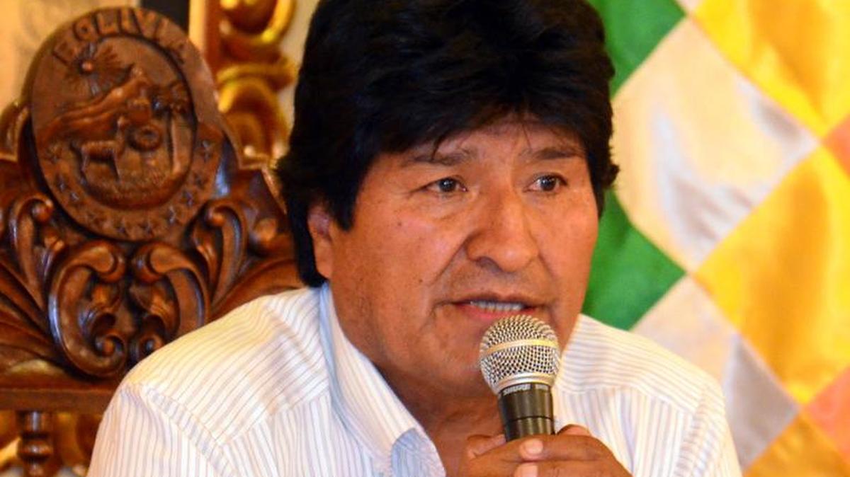 Fotografía cedida por la Vicepresidencia boliviana que muestra al presidente Evo Morales durante una reunión con autoridades de su Gobierno el sábado 28 de octubre de 2017, en el Palacio de Gobierno de La Paz (Bolivia).