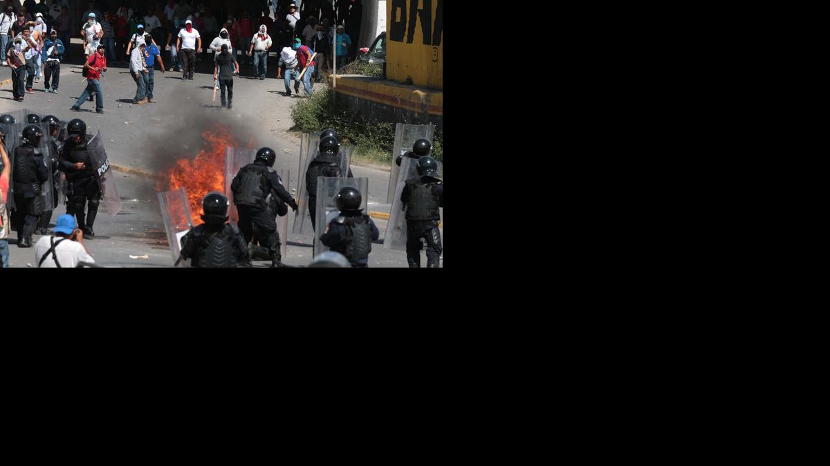 
Maestros del estado mexicano de Guerrero se enfrentan con la Policía estatal tras quemar la sede del Partido Revolucionario Institucional (PRI) en Chilpancingo del estado mexicano de Guerrero. Los maestros llegaron a las instalaciones de este partido (en el poder a nivel federal) y se metieron a la fuerza para causar destrozos y prenderles fuego. 
