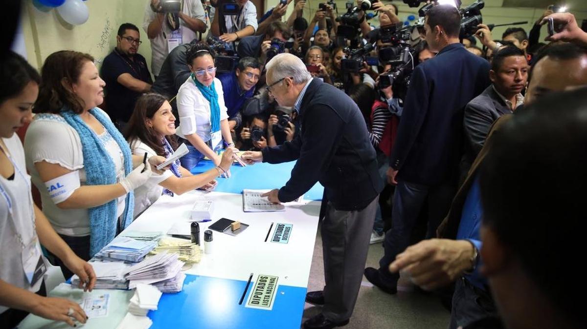 
El presidente de Guatemala, Alejandro Maldonado, ovota el domingo en las elecciones generales, en Ciudad de Guatemala.
