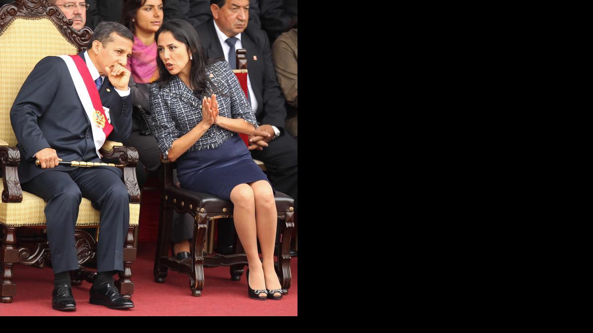 
El presidente de Perú, Ollanta Humala y su esposa, Nadine Heredia, observan un desfile cívico-militar en Lima, Perú. 
