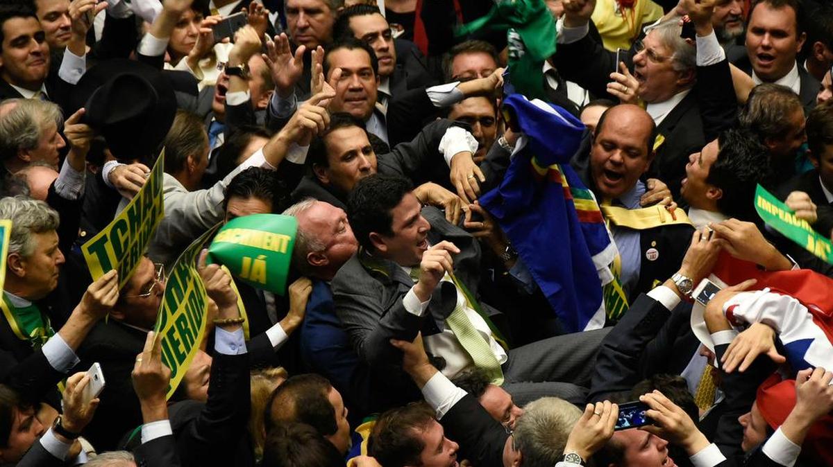 Diputados celebran en la cámara baja la victória de la votación del impedimiento de la presidenta Rousseff el domingo 17 de abril de 2016, en Brasilia (Brasil).