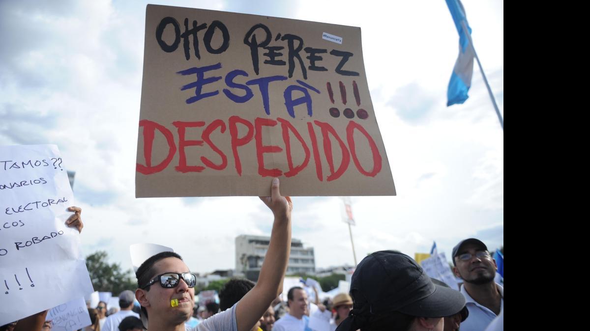 
Guatemaltecos participan el sábado en una nueva manifestación para exigir la renuncia del presidente Otto Pérez Molina. En abril pasado, fiscales descubrieron una red de corrupción que causó la renuncia de la vicepresidenta de Guatemala. 
