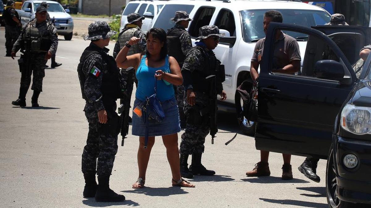 Grupos de efectivos del mando único realizan un operativo de búsqueda el martes en carreteras del estado de Jalisco, donde fueron secuestrados unos seis presuntos miembros del crimen organizado en el restaurante La Leche.
