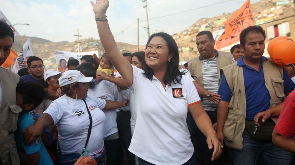 La candidata a la presidencia de Perú Keiko Fujimori (c) saluda a seguidores durante un recorrido el martes 21 de marzo de 2016, en el populoso distrito de San Juan de Lurigancho en Lima (Perú).