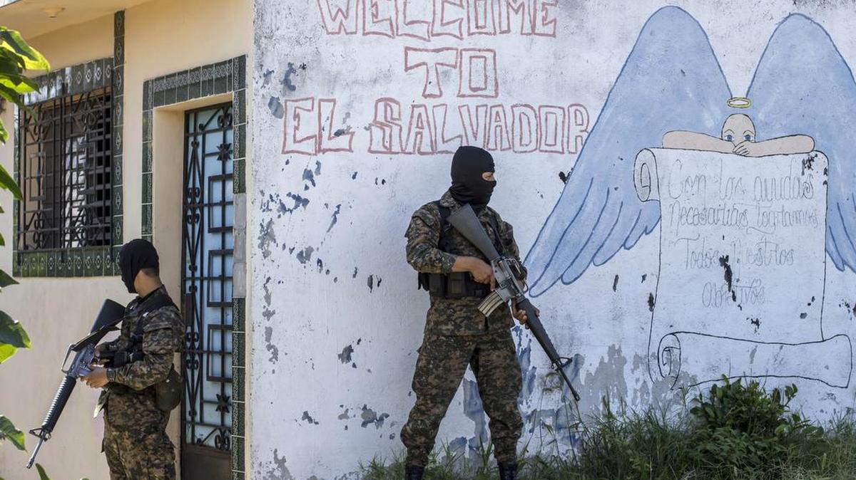 Soldados hacen guardia en un vecindario controlado por las pandillas en Illopango, El Salvador, en una imagen de agosto del 2015.