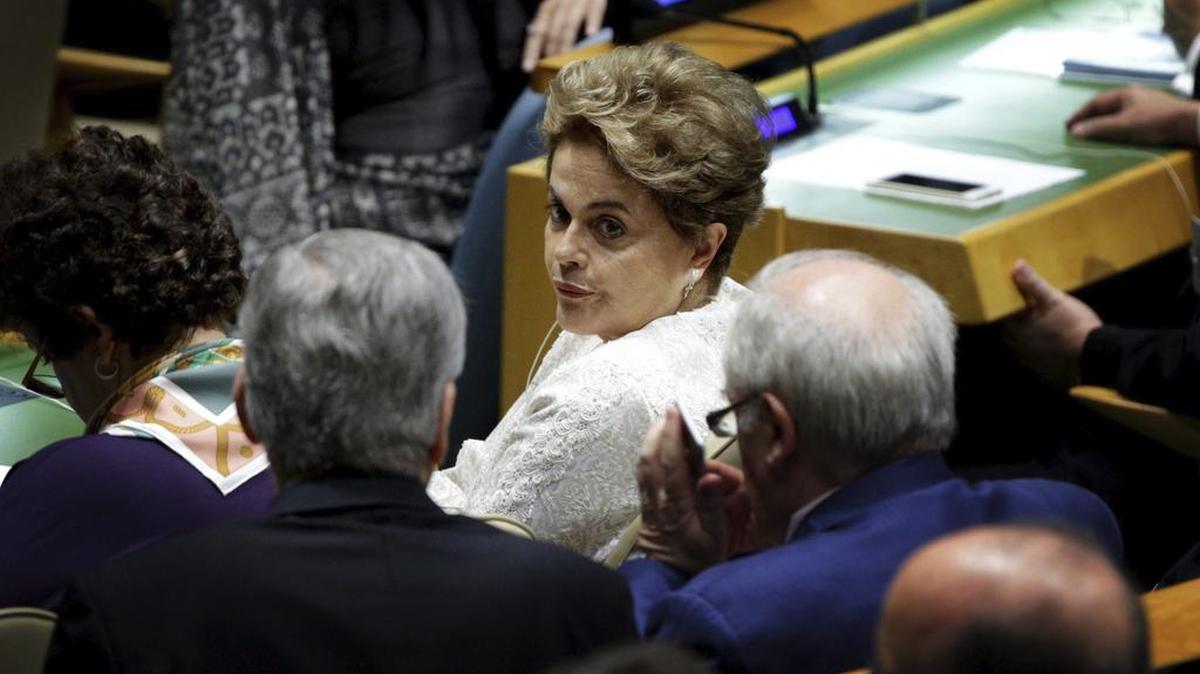 La presidenta de Brasil, Dilma Rousseff (c), tras pronunciar su discurso durante la ceremonia inaugural de firma del Acuerdo de París en la sede de la Naciones Unidas de Nueva York (EE.UU.) hoy, 22 de abril de 2016.