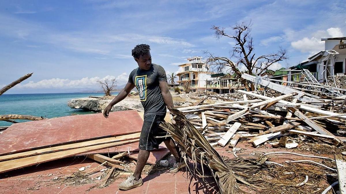 El huracán Matthew causó más de 470 muertos durante su paso por Haití. Ahora las comunidades afectadas luchan por reconstruir sus viviendas y acceder a alimentos y agua potable.