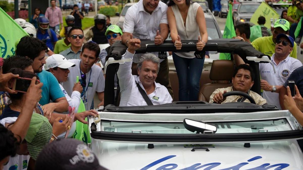 El candidato presidencial ecuatoriano al partido Alianza País Lenín Moreno saluda a sus partidarios durante una caravana en Guayaquil, Ecuador el 22 de febrero de 2017