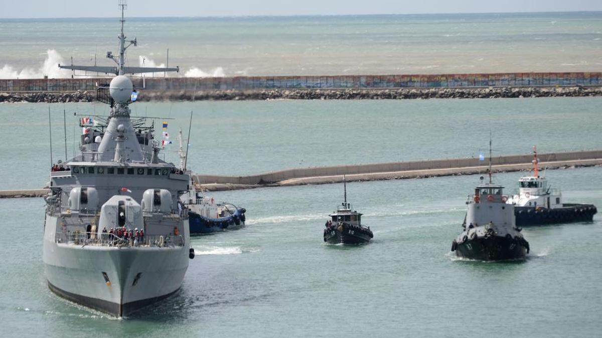Un barco sale de una base naval para unirse a la búsqueda del submarino desaparecido ARA San Juan, en Mar del Plata, Argentina, el 20 de noviembre del 2017.