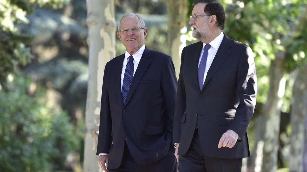 El presidente del gobierno español Mariano Rajoy (der.) y el mandatario peruano Pedro Pablo Kuczynski caminen en los jardines del Palacia de la Moncloa en Madrid, el lunes 12 de junio de 2017.