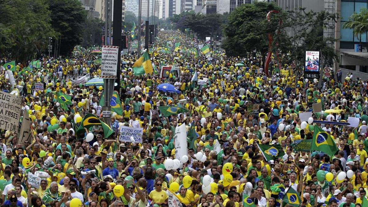 Manifestantes se reúnen en la avenida Paulista el domingo en Sao Paulo, Brasil, para pedir la destitución de la presidenta Dilma Rousseff.