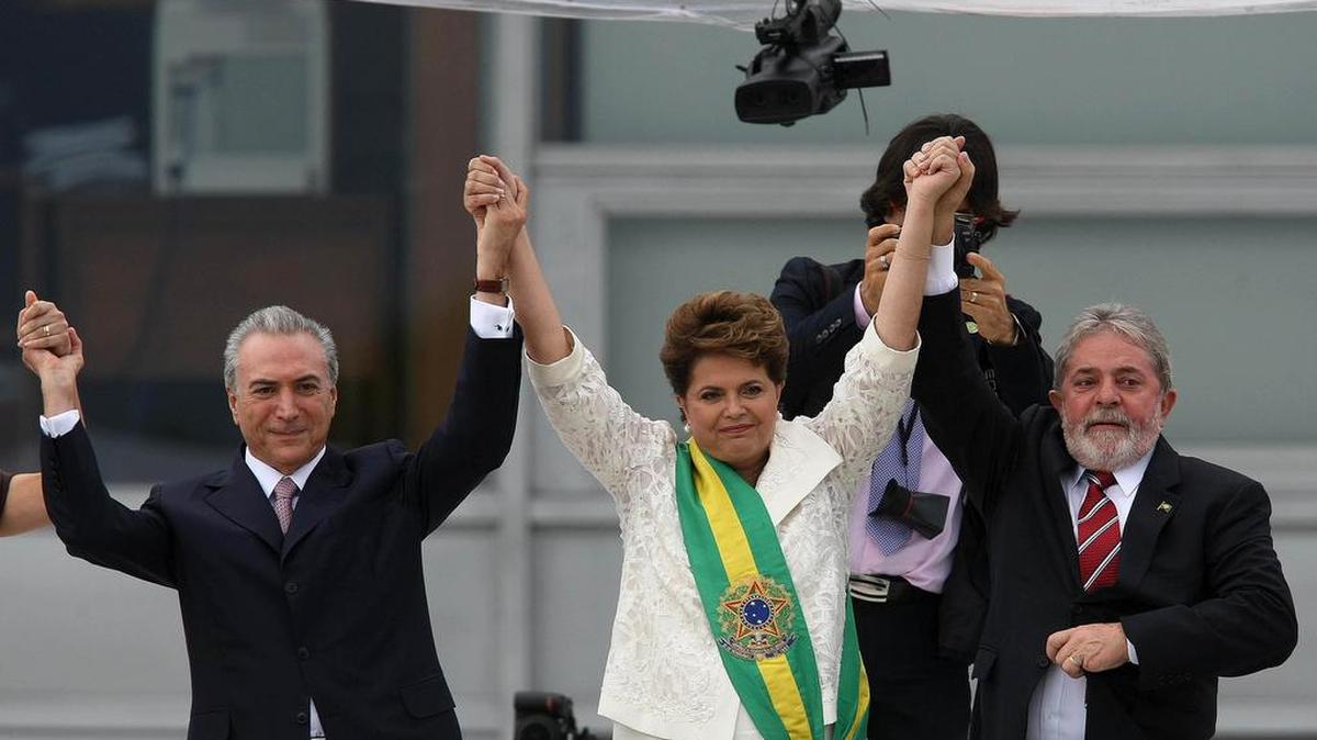 Fotografía de archivo (01/01/2011) de la investidura de la presidenta Dilma Rousseff, acompañada por el actual presidente interino Michel Temer (i), y Luiz Inácio Lula da Silva (d), en la primera investidura de la presidenta.