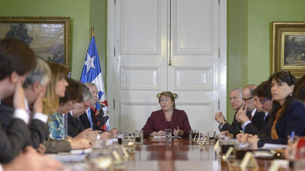 
La Presidenta Michelle Bachelet (centro) reunida, en el Palacio de la Moneda, con el gabinete ministerial debido a la emergencia causada por el terremoto en Santiago de Chile, el viernes.
