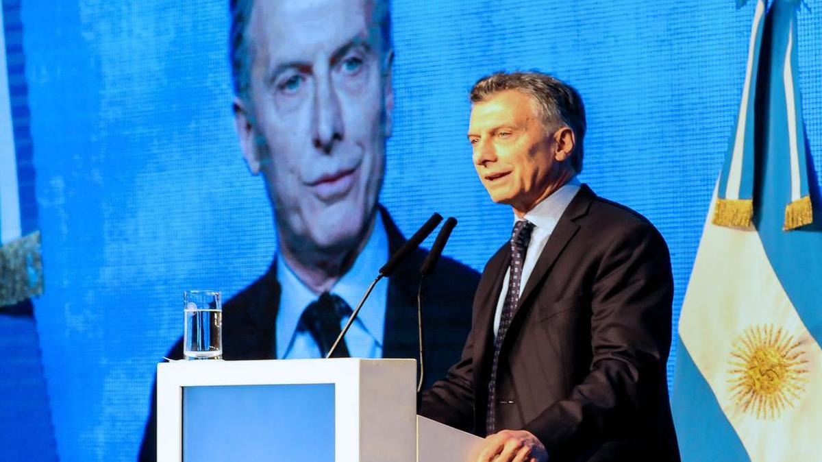 El presidente de Argentina, Mauricio Macri, habla el 20 de octubre de 2016, durante un almuerzo con empresarios en el Consejo Interamericano de Comercio y Producción (CICYP), en Buenos Aires, donde pidió que éstos "den ejemplo" y sean los primeros en plantear "una agenda superadora" para encaminar al país en la senda del crecimiento.
