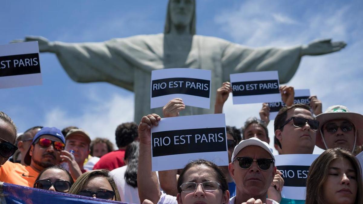 Varias personas muestran el sábado carteles con el logo ‘Río es París’, durante una manifestación en solidaridad con las víctimas de los ataques en la capital francesa, en la estatua de El Cristo Redentor, en Río de Janeiro, Brasil. Eventos similares se realizaron en otros países de la región.