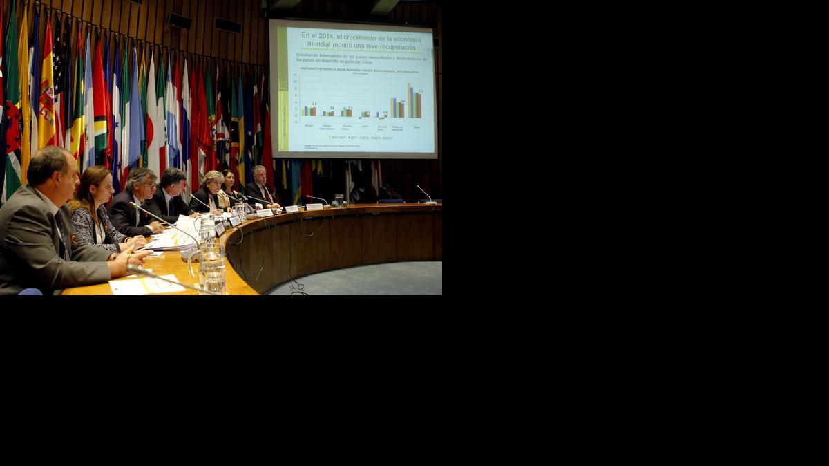 
Funcionarios de la Cepal en una rueda de prensa el martes, en Santiago de Chile, en la que anunciaron que el crecimiento económico de América Latina y el Caribe será solo del 1.1% este año. 
