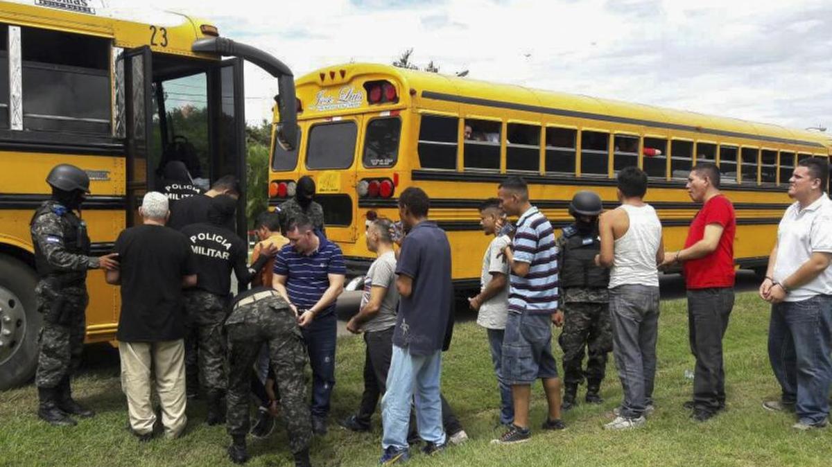 Reos son trasladados de la cárcel de San Pedro Sula, conocida como “la universidad del crimen”, a la prisión de El Porvenir, a 70 kilómetros de Tegucigalpa, Honduras.
