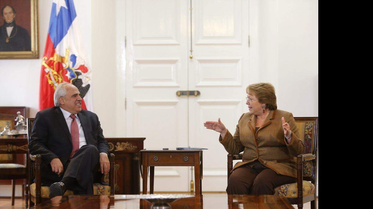 
La presidenta de Chile, Michelle Bachelet, habla con el secretario general de la Unión de Naciones Suramericanas (Unasur), el ex presidente de Colombia Ernesto Samper, en septiembre del 2014, en el Palacio de la Moneda en Santiago de Chile.
