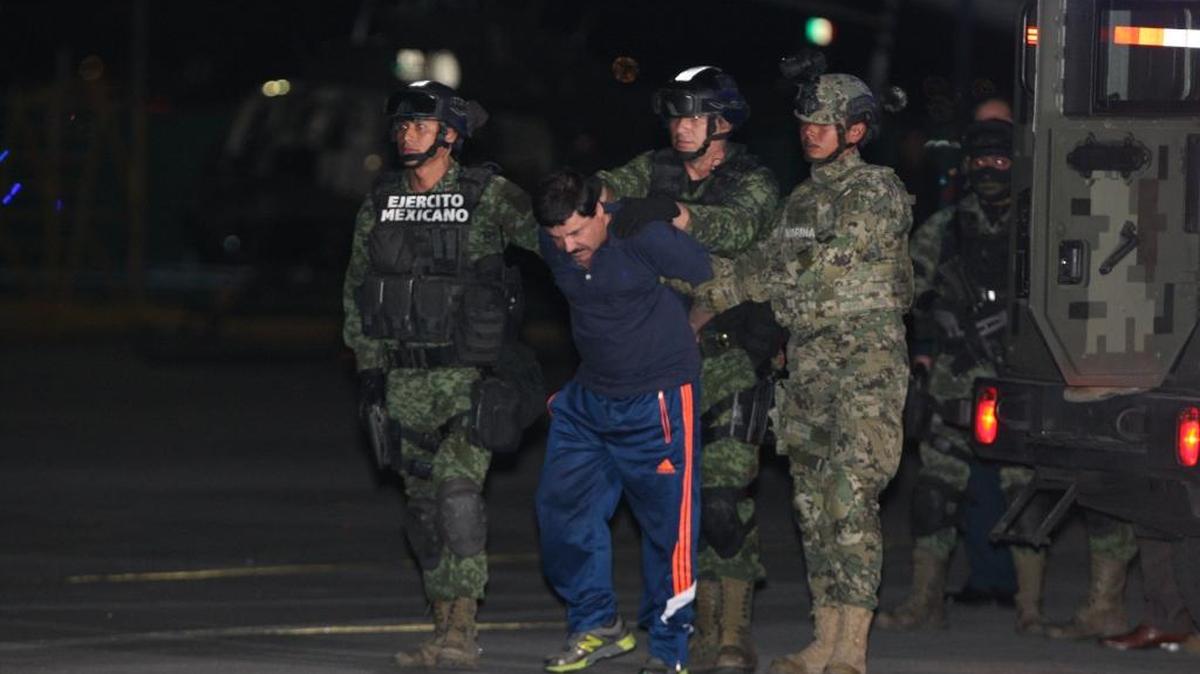 El narcotraficante Joaquín “El Chapo” Guzmán es conducido el viernes a un helicóptero de la Marina Armada de México, en la capital mexicana tras su recaptura en la ciudad de Los Mochis, Sinaloa.