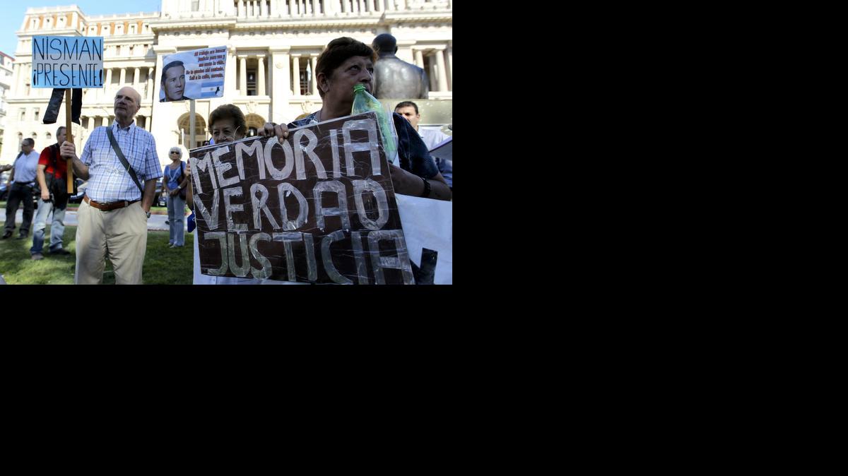  
Personas sostienen carteles durante una concentración para recordar al fallecido fiscal argentinoAlberto Nisman al cumplirse dos meses de su muerte el miércoles 18 de marzo de 2015, frente al Palacio de Justicia de Buenos Aires.  

