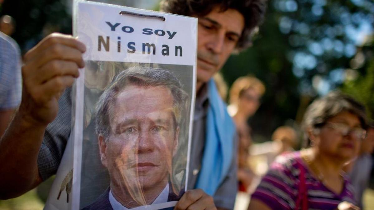 
Un manifestante muestra una pancarta con una foto del fiscal argentino Alberto Nisman, en una protesta en marzo del 2015, en Buenos Aires.
