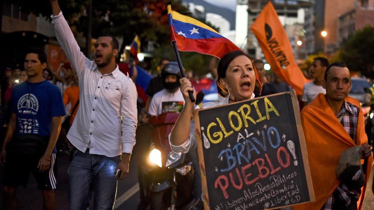 Opositores al gobierno de Nicolás Maduro celebran la victoria obtenida en las elecciones parlamentarias, el lunes en Caracas, Venezuela.