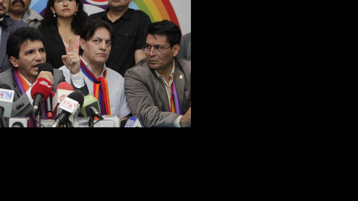 
El ex legislador ecuatoriano de la oposición, Clever Jiménez (Izq.), habla junto a su asesor Fernando Villavicencio (cen.) y el médico Carlos Figueroa, en una rueda de prensa el martes en Quito.

