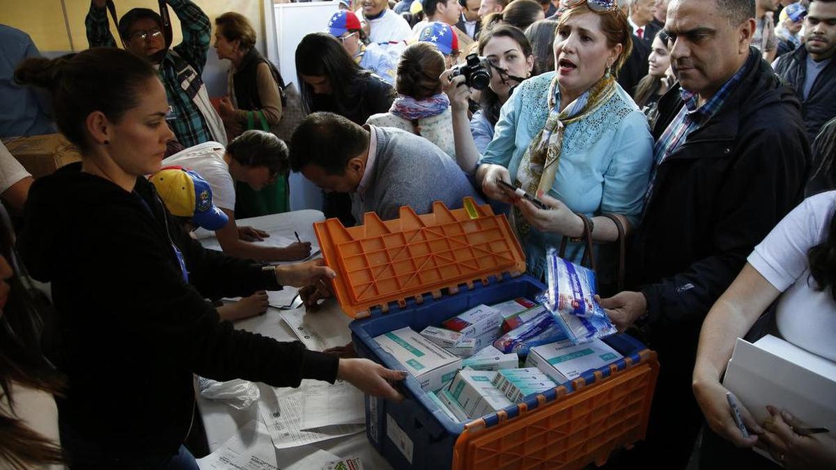 Decenas de personas en Bogotá donan medicinas en la campaña “Rescate de Venezuela” para paliar la escasez aguda de medicamentos