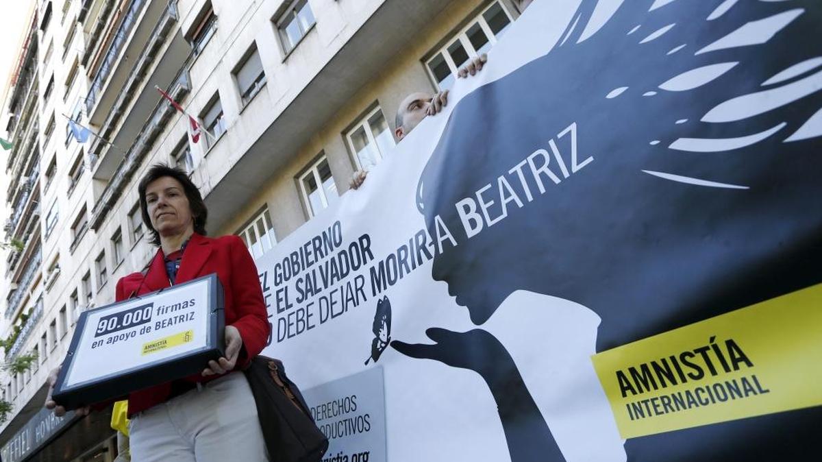 Amnistí Internacional entrega en el 2013 más de 82,000 firmas en la embajada de El Salvador, en las que piden a las autoridades salvadoreñas que de forma inmediata provean a Beatriz, joven embarazada seriamente enferma, de un tratamiento médico vital.