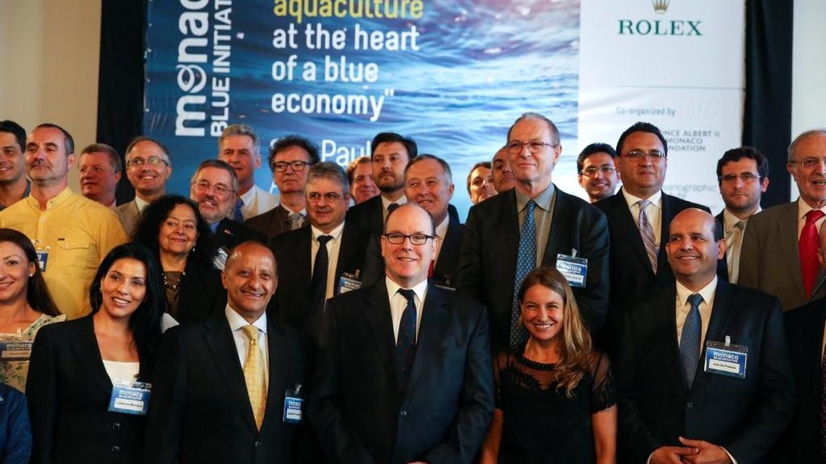 El príncipe Alberto de Mónaco posa para una foto con los asistentes el lunes, durante la inauguración de la séptima edición del evento sobre oceanografía Iniciativa Azul de Mónaco, en el Palacio de los Bandeirantes, sede del gobierno del estado de Sao Paulo.