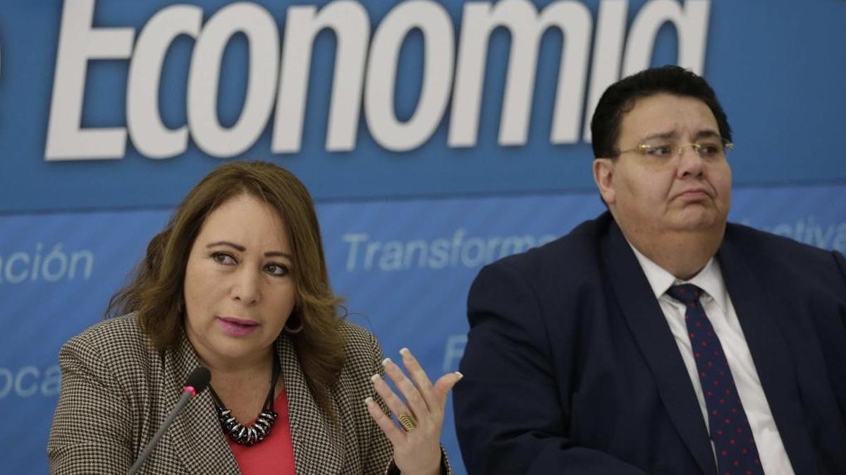 La viceministra de Economía de El Salvador, Luz Estrella Rodríguez (i), habla junto al ministro de Economía, Tharsis Salomón López (d), durante una rueda de prensa el lunes 16 de octubre de 2017, en San Salvador (El Salvador). El Gobierno de El Salvador inició una serie de negociaciones con Honduras y Guatemala para concretar en febrero de 2018 la unión aduanera del Triángulo Norte de Centroamérica, que concentra más del 40 % del comercio de la región.