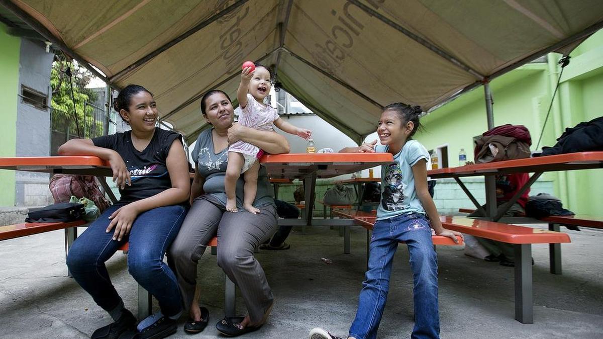 
Maryin Nelis Sabillon, de 33 años, con su bebé de siete meses, Kendy Julieth Briones Sabillón, después de llegar con su esposo, Menelio Briones Castellano y sus cinco hijos al centro El Eden, en San Pedro Sula, Honduras.
