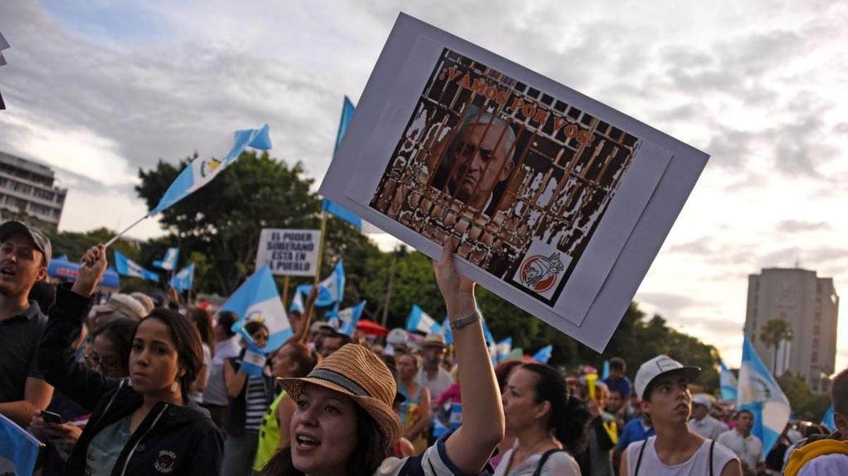 
Una manifestante muestra el sábado una pancarta con una foto del presidente guatemalteco Otto Pérez Molina, durante una protesta en Ciudad de Guatemala.
