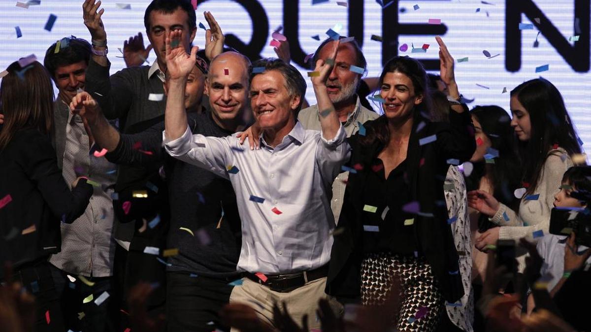 El candidato presidencial opositor Mauricio Macri festeja con sus partidarios en Buenos Aires el 25 de octubre.