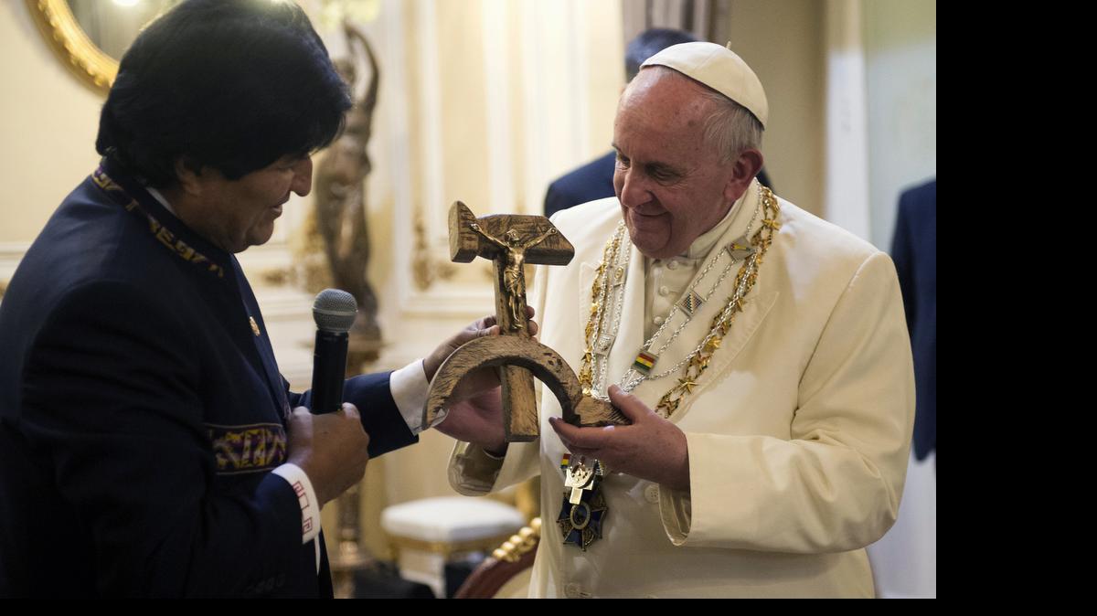
El presidente de Bolivia, Evo Morales (izq.) en el momento en que regala al Papa lo que ya se conoce como el ‘crucifijo comunista’, en La Paz, Bolivia.
