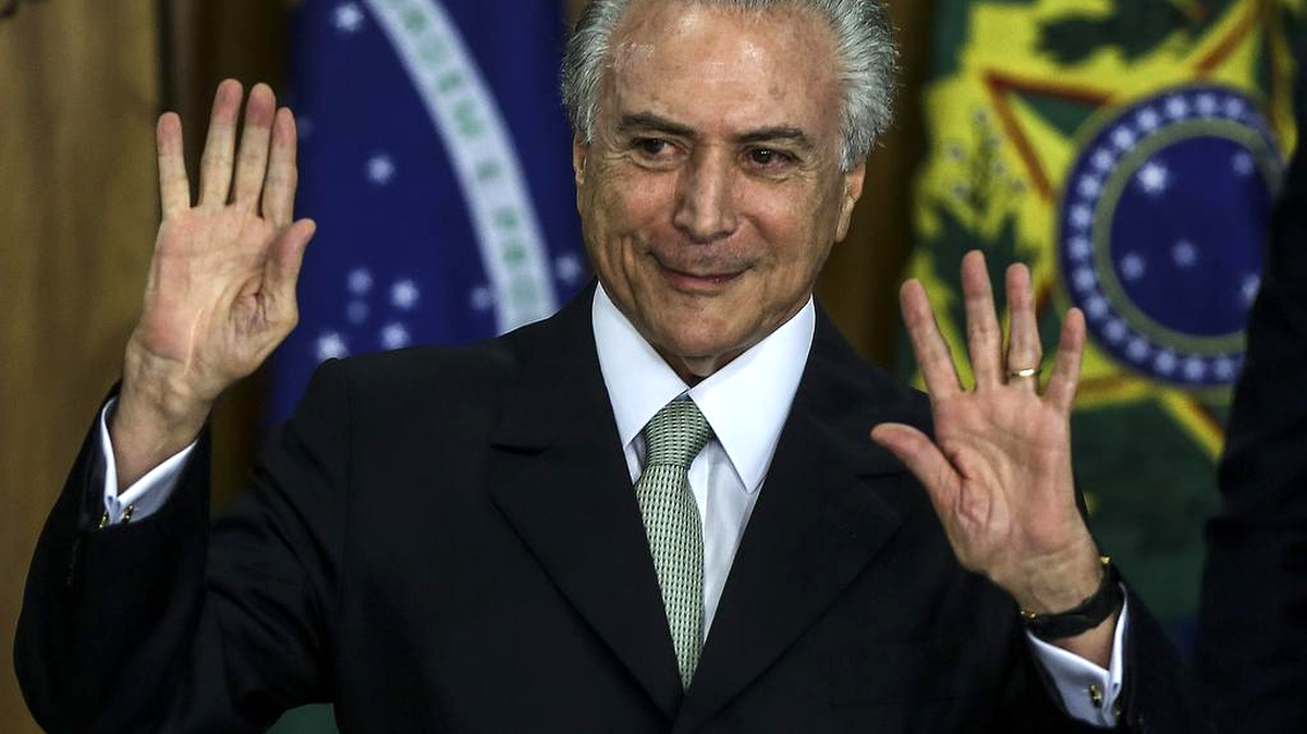 El presidente interino de Brasil, Michel Temer, declaró hoy, jueves 12 de mayo de 2016, en su primer pronunciamiento tras sustituir a Dilma Rousseff, suspendida por el Senado, que es necesario "tener confianza en la democracia brasileña" en Brasilia (Brasil). En una ceremonia sin pompas, a la que asistieron cientos de líderes políticos que hasta hoy estaban en la oposición, Temer también pidió confianza en "la recuperación de la economía nacional, en los potenciales del país y en sus instituciones sociales y políticas".