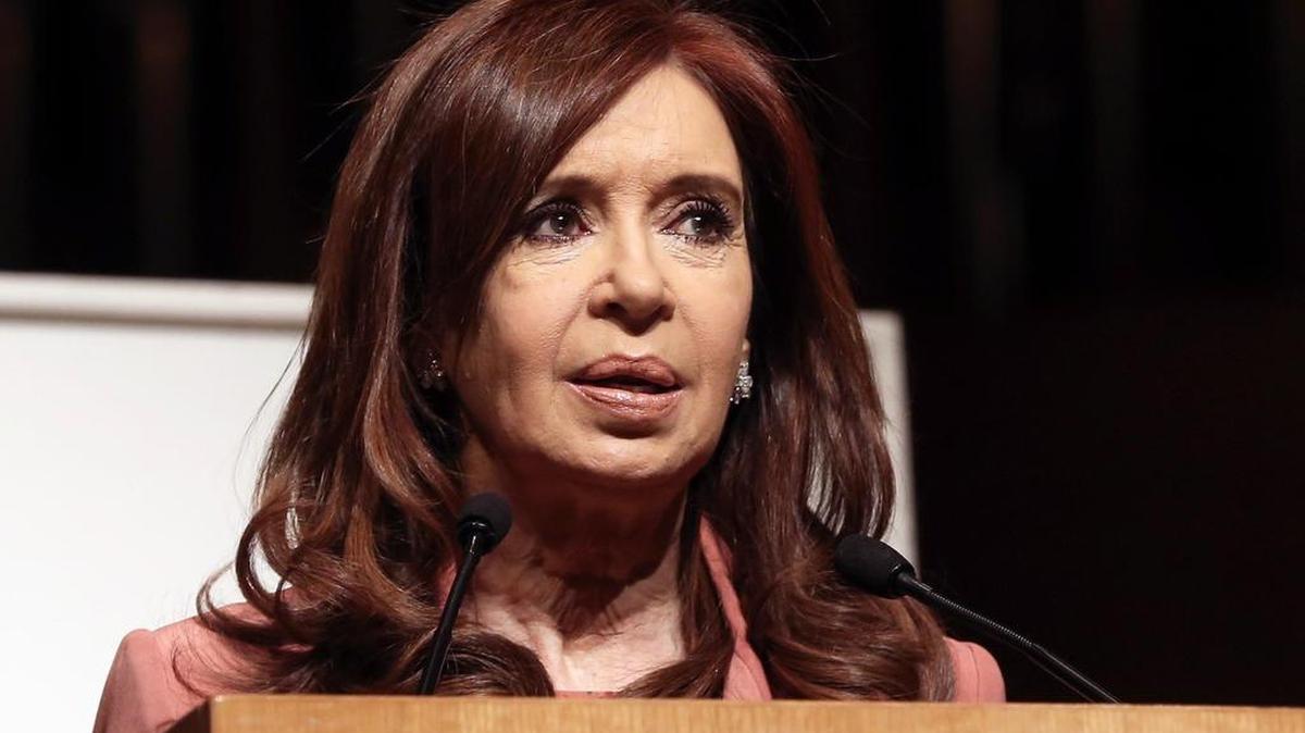 La ex presidenta argentina Cristina Fernández de Kirchner, ofrece un discurso el lunes 8 de mayo de 2017, en el Salón de Conciertos de Atenas, Grecia. 