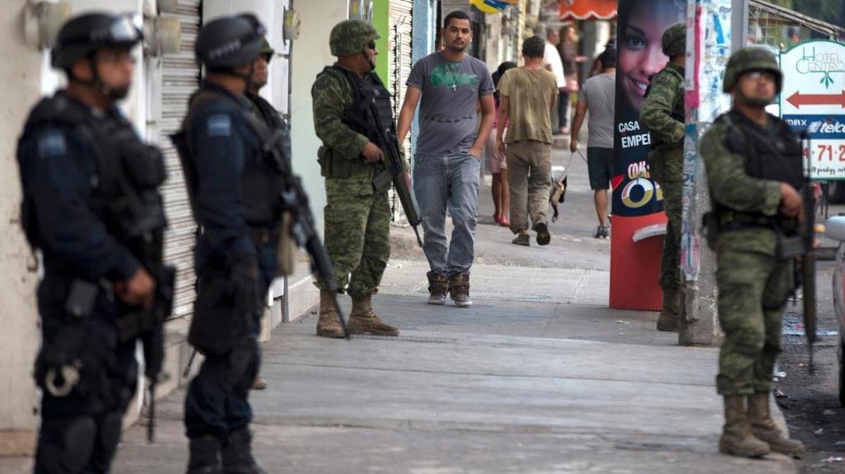 Policías federales y soldados hacen guardia en Apatzingán, Mexico, por los enfrentamientos de narcotraficantes con fuerzas de autodefensa, en una imagen del 2014.