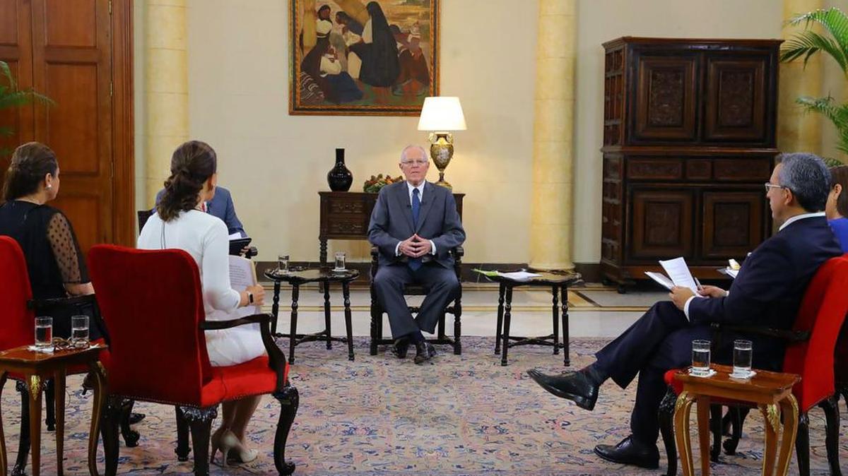 El presidente de Perú, Pedro Pablo Kuczynski, habla el domingo 17 de diciembre del 2017, durante una rueda de prensa con algunos periodistas de la televisión local, en el Palacio de Gobierno de Lima (Perú).