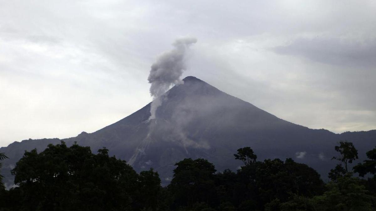 Fotografía de archivo de los volcanes Santa Maraaa y Santiaguito (adelante), el viernes 22 de junio de 2012, en Quetzaltenango (Guatemala).