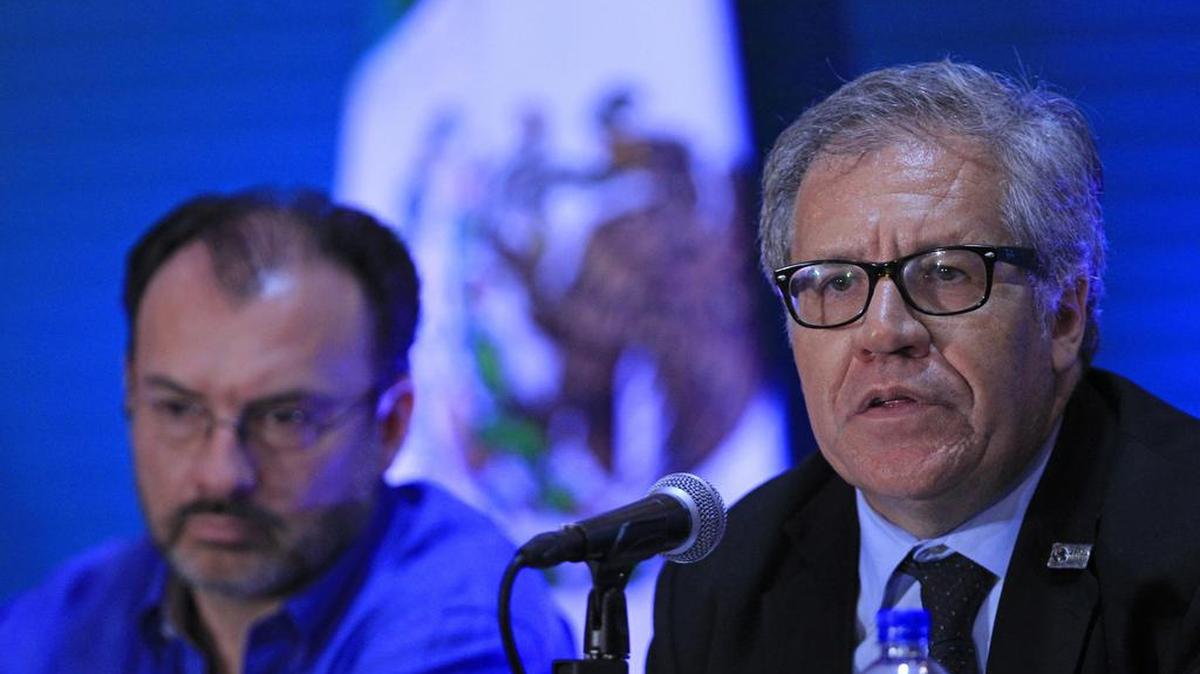 El secretario de Relaciones Exteriores de México, Luis Videgaray (i), escucha al secretario general de la OEA, Luis Almagro (d), el miércoles 21 junio de 2017, durante la conferencia de prensa al finalizar la tercera plenaria de Ministros de Relaciones Exteriores de la 47 Asamblea General de la Organización de Estados Americanos (OEA) en Cancún, en el estado de Quintana Roo (México).