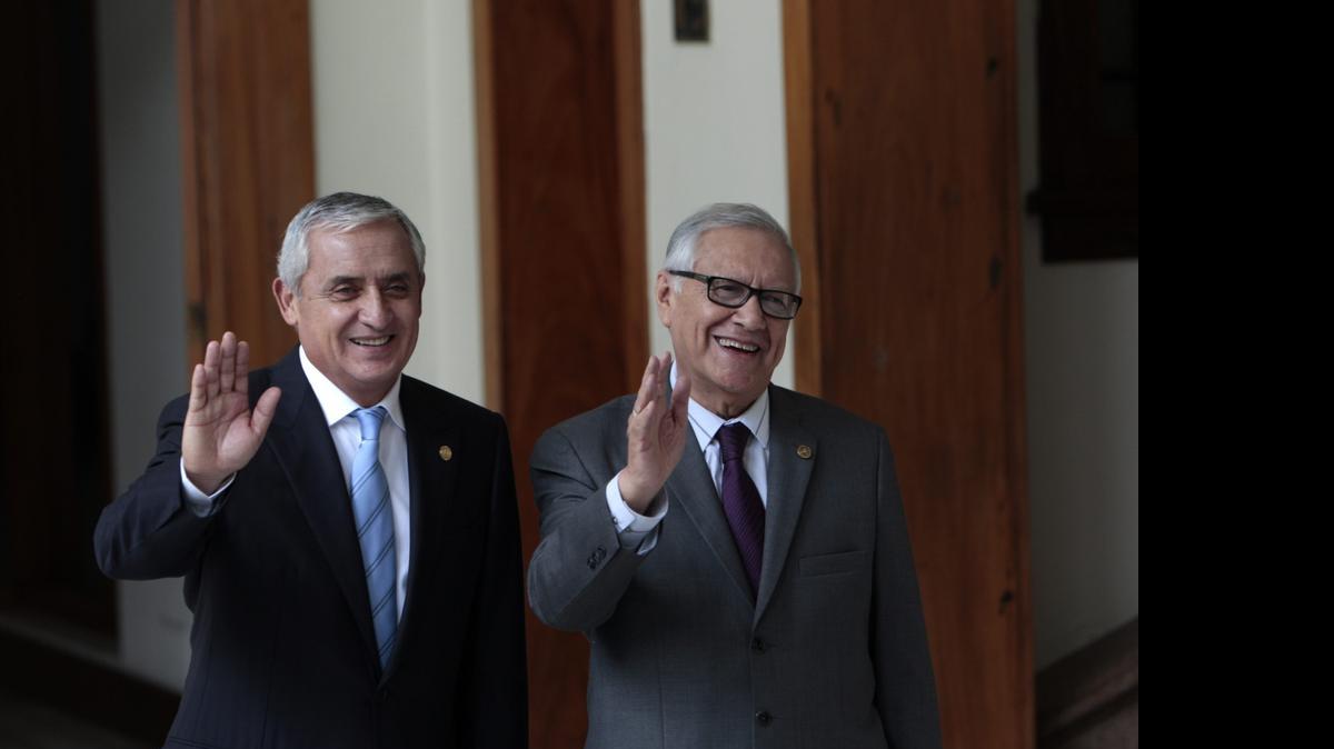 
El nuevo vicepresidente de Guatemala, Alejandro Maldonado Aguirre (dre.), saluda junto al mandatario guatemalteco, Otto Pérez Molina, el jueves en el Congreso.
